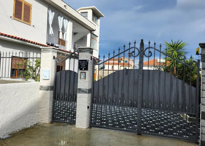 Albert's House For Rent Hébergement de vacances *